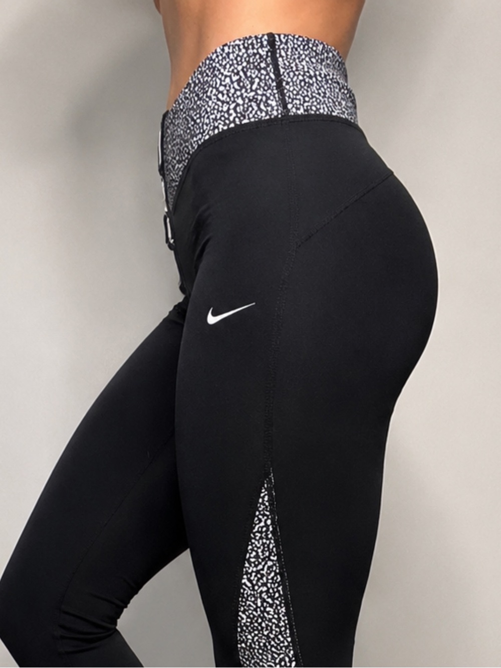 Nike Dri-FIT Cropped Running Leggings XS Black Gray Zip Pocket - Picture 2 of 8